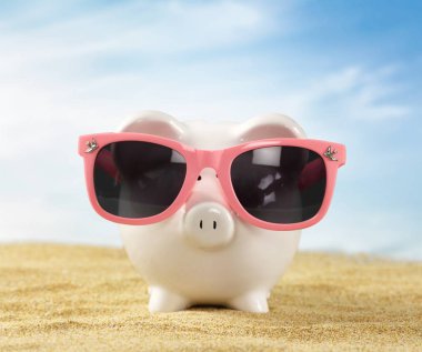 güneş gözlüğü ile Piggy banka