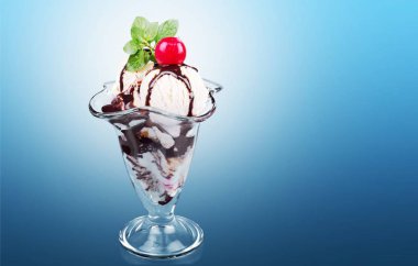 Bardakta çikolatalı dondurma.