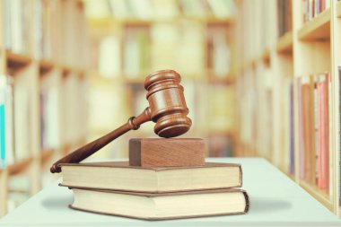 Kitap ve tahta tokmak