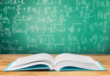 Masanın üzerinde kitabı aç