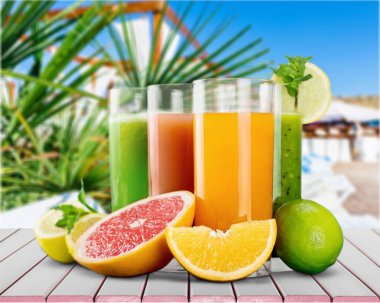 taze meyve suyu bir bardak 