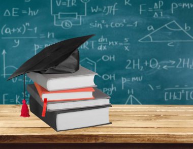 Mezuniyet şapka ve kitaplar, yakından görmek yığınları