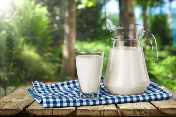 Mjölk hälla i glas — Stockfoto