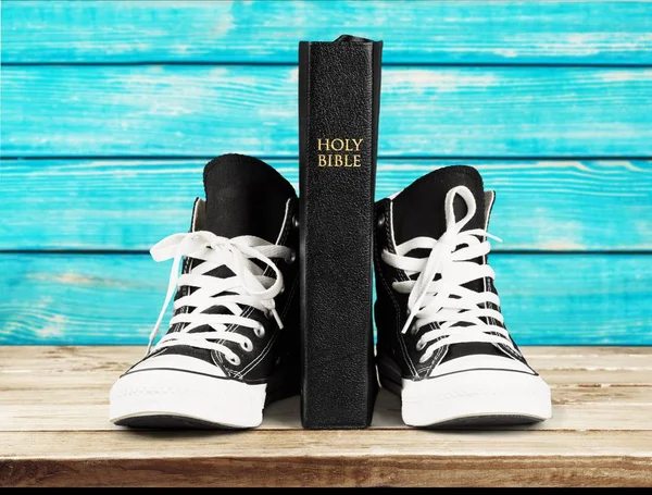 Černé tenisky a Holly Bible — Stock fotografie