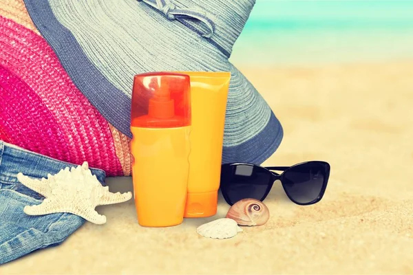 Nahaufnahme Von Strand Accessoires Auf Sand Flipflops Sonnenbrille Seestern Handtuch — Stockfoto