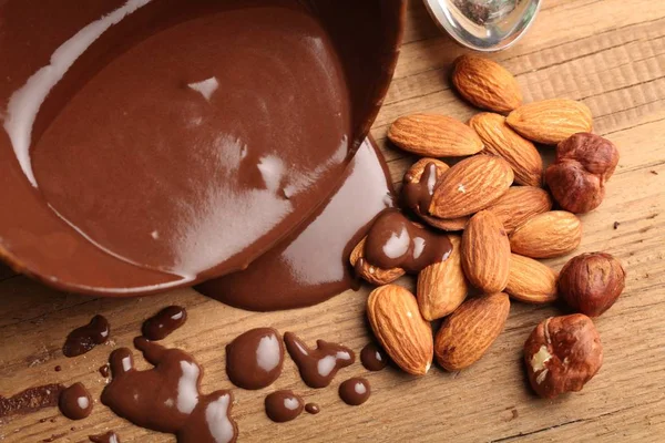  sıcak eritilmiş çikolata ve badem fındık