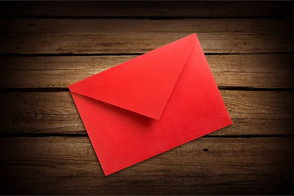 Geschlossener Roter Umschlag Auf Holzgrund — Stockfoto
