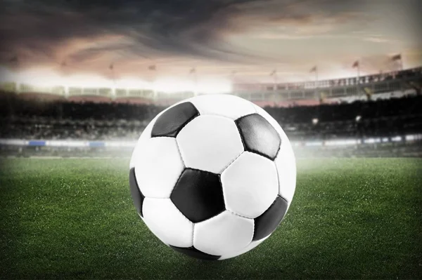 Fußball auf dem Spielfeld — Stockfoto
