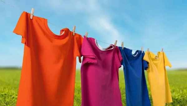 Lave a roupa em uma corda com espinhas de roupa — Fotografia de Stock
