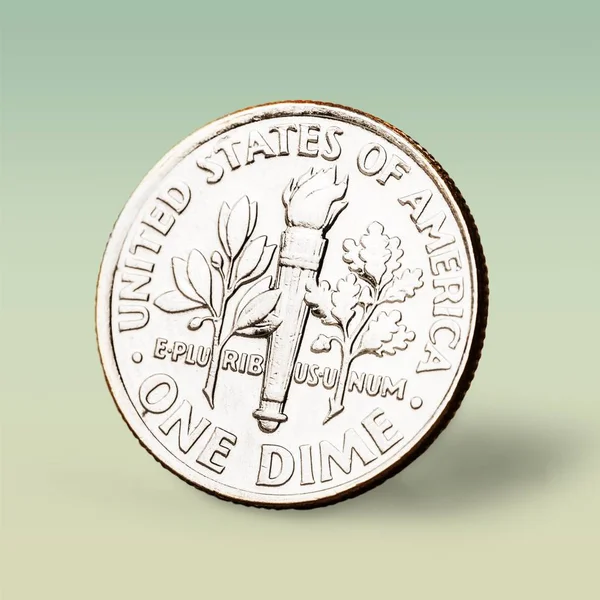 Een Dime Munt Geïsoleerd Lichte Achtergrond — Stockfoto