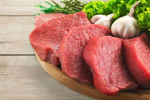 Plasterki surowe mięso — Zdjęcie stockowe