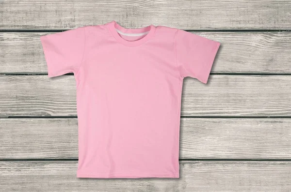 Lege Roze Shirt Houten Achtergrond — Stockfoto