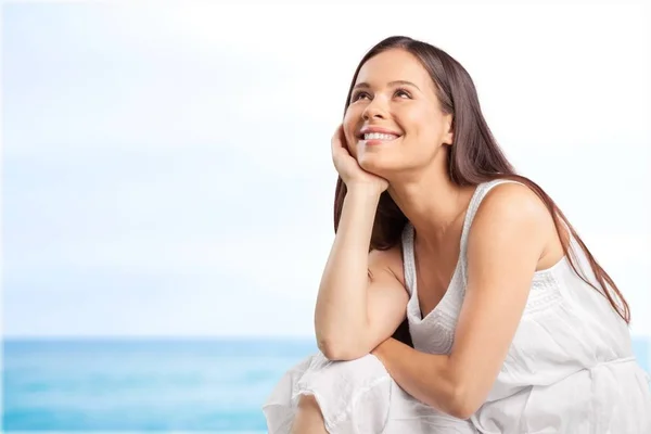 Mujer Joven Bonita Sonriendo Sobre Fondo Borroso —  Fotos de Stock