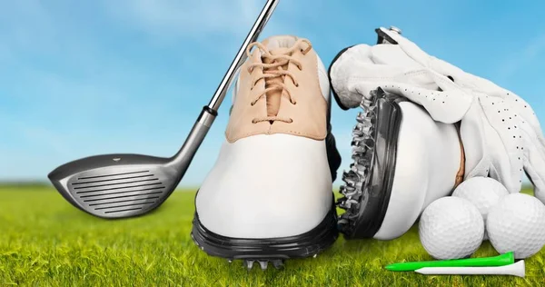 Golf skor och en golfklubb — Stockfoto