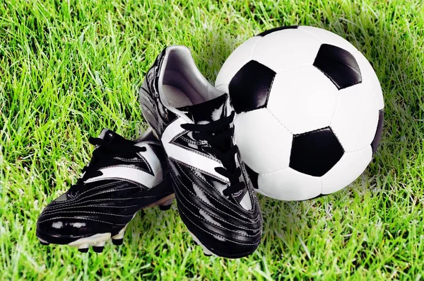 Sapatos de futebol e bola — Fotografia de Stock