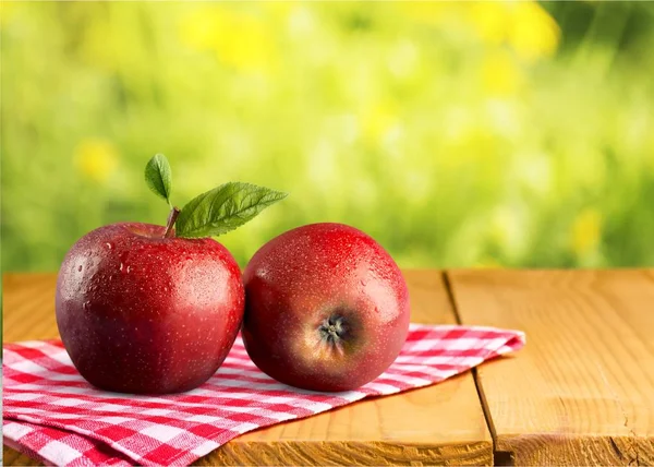 Красные спелые яблоки — стоковое фото