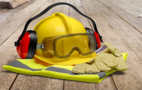 Capacete amarelo com equipamento — Fotografia de Stock