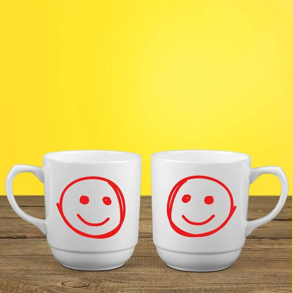 Дві Чашки Щасливою Усмішкою Столі — стокове фото
