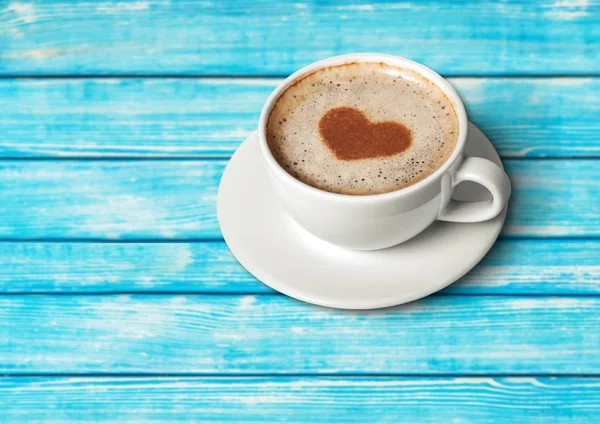 Kahve kalp şeklinde köpük ile — Stok fotoğraf