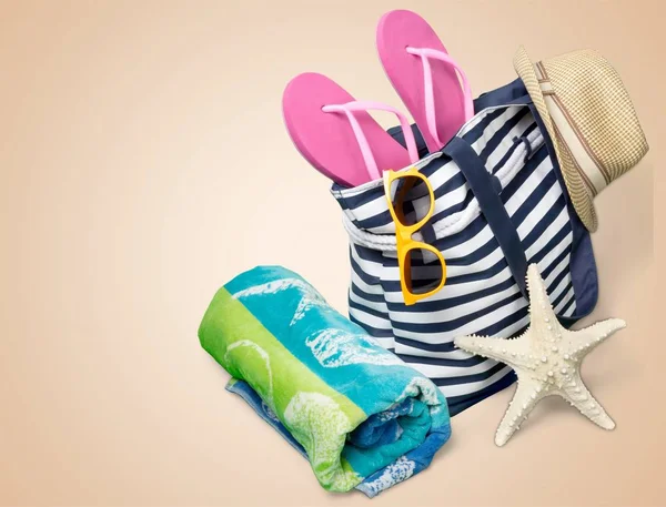 夏季海滩上彩色的包包 — 图库照片