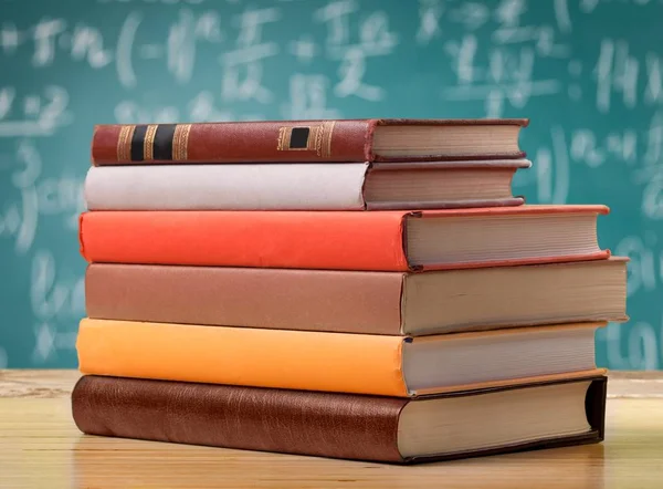 Eski yığılmış kitaplar