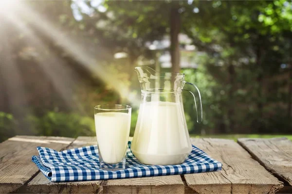 Glas mjölk och tillbringare — Stockfoto