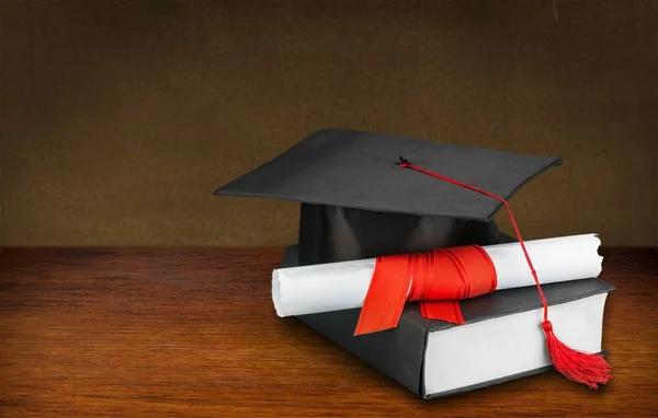 Випускний капелюх і диплом — стокове фото