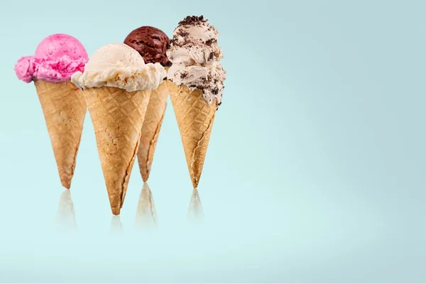 Várias bolas de sorvete em cones de waffle — Fotografia de Stock