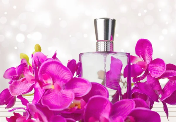 Parfümflasche und Blumen — Stockfoto