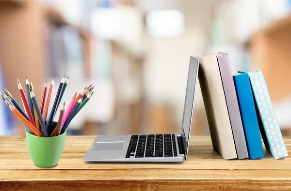 Stapel boeken met laptop — Stockfoto