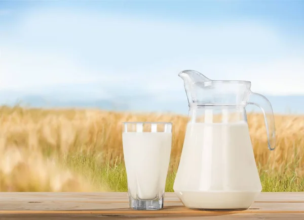 Glas Milch Und Krug Auf Holztisch — Stockfoto