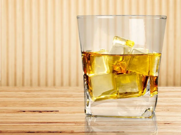 Szklanka whisky i lodu — Zdjęcie stockowe
