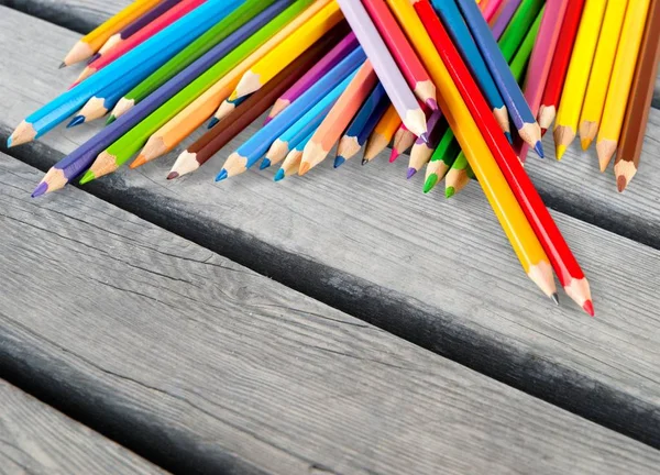 Lápis Coloridos Dispostos Uma Linha Fundo — Fotografia de Stock