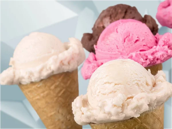 Varie palline di gelato in coni di cialde — Foto Stock