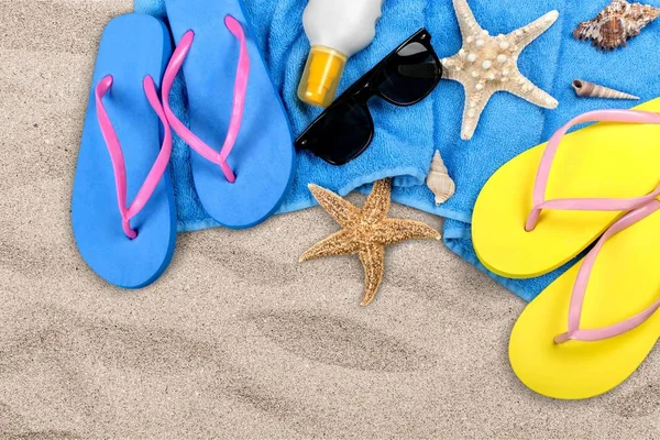 Primo Piano Degli Accessori Spiaggia Infradito Occhiali Sole Stelle Marine — Foto Stock