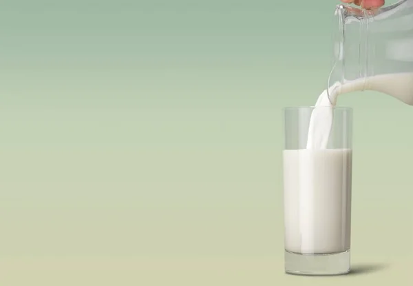 Latte versando in vetro — Foto Stock