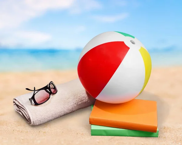 Пляжний м'яч у піску — стокове фото