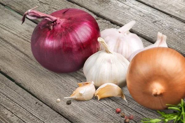 Ripe Onions and garlic with herbs — Stock Photo, Image