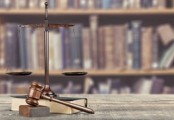 Justitie schalen en boek en hamer — Stockfoto