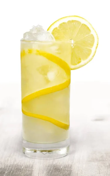 Primer Plano Sabrosa Bebida Limón Aislado Sobre Fondo Blanco — Foto de Stock