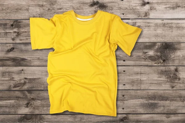 Shirt Blanc Jaune Sur Fond Bois — Photo