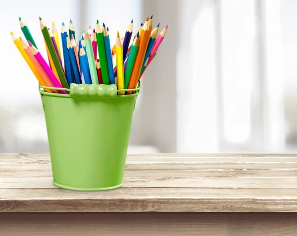 Groene emmer met potloden — Stockfoto
