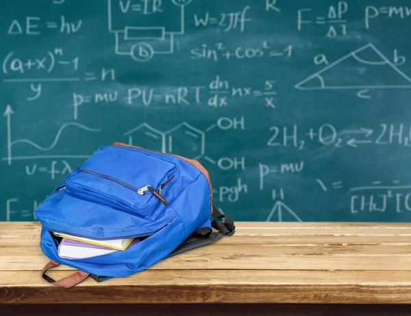 Zaino Scuola Con Cancelleria Tavolo Legno — Foto Stock