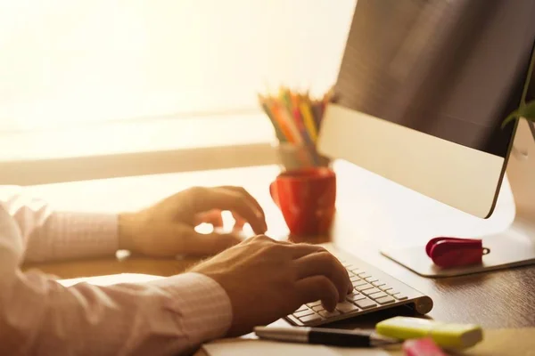 Manos usando teclado negro — Foto de Stock