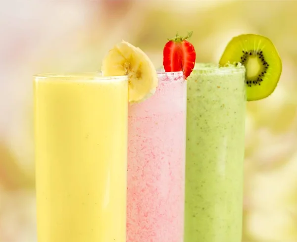 Milkshakes saudáveis coloridos — Fotografia de Stock