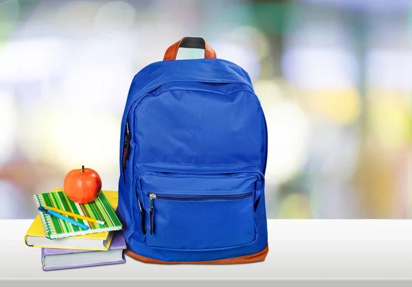 Zaino Scuola Con Cancelleria Tavolo Legno — Foto Stock