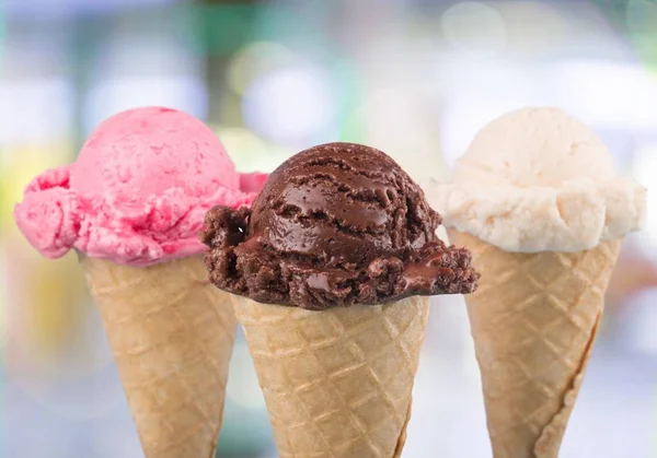 Varias bolas de helado en conos de gofre —  Fotos de Stock