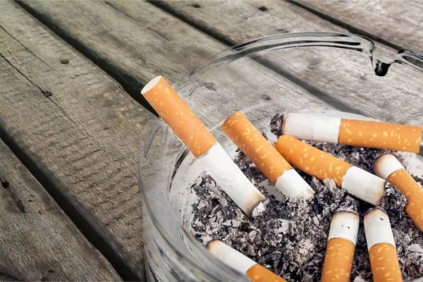 Cenicero y cigarrillos ahumados —  Fotos de Stock