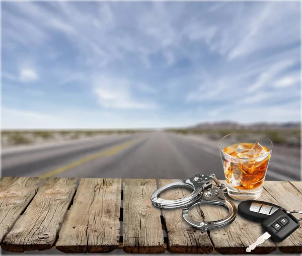 Whisky med bilnycklar och handfängsel — Stockfoto