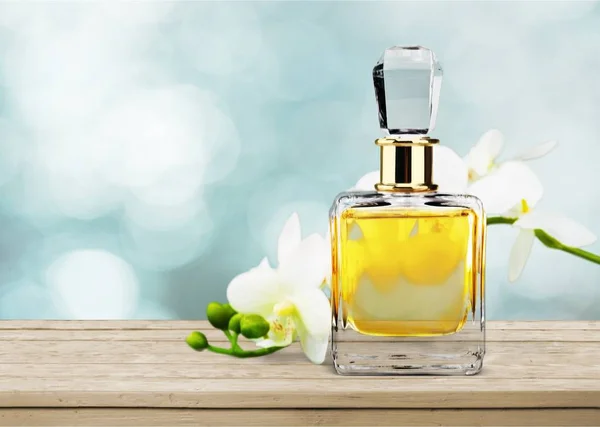 Frasco de perfume y flores —  Fotos de Stock